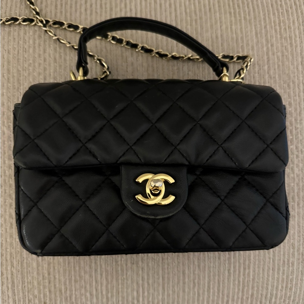Black purse with chain
